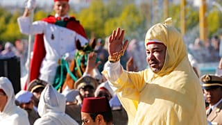 الملك المغربي محمد السادس يلوح للمواطنين خلال مراسم البيعة بقصر الملك بالرباط، المغرب، الخميس 31 يوليو 2014