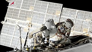 Российский космонавты Олег Новицкий и Петр Дубров впервые в своей карьере вышли в открытый космос.. 3 июня 2021