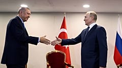 الرئيس التركي رجب طيب أردوغان يصافح الرئيس الروسي فلاديمير بوتين خلال اجتماعهما في طهران، إيران، الثلاثاء 19 يوليو 2022