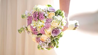 عروس تحمل أزهار زفاف 
