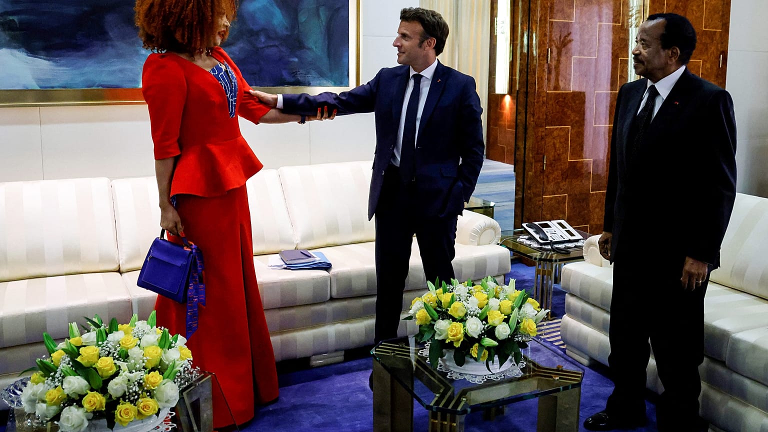 La première dame du Cameroun, Chantal Biya, avec Emmanuel Macron et le président camerounais Paul Biya à Yaoundé, le 26 juillet 2022.