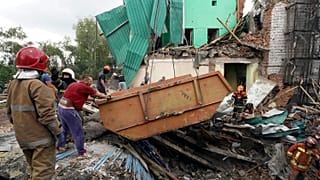 Rescatistas retiran los escombros tras un ataque con misiles rusos el lunes en Chuhuiv, región de Járkov, Ucrania, el 26 de julio de 2022. 