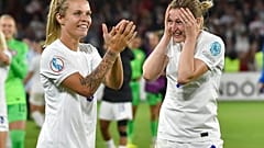 Vom Sieg begeisterte Engländerinnen -  Leah Williamson und Ellen White