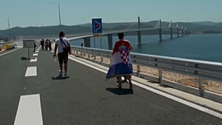 Εκατοντάδες Κροάτες αγνόησαν τον καύσωνα και έσπευσαν να περπατήσουν στη γέφυρα
