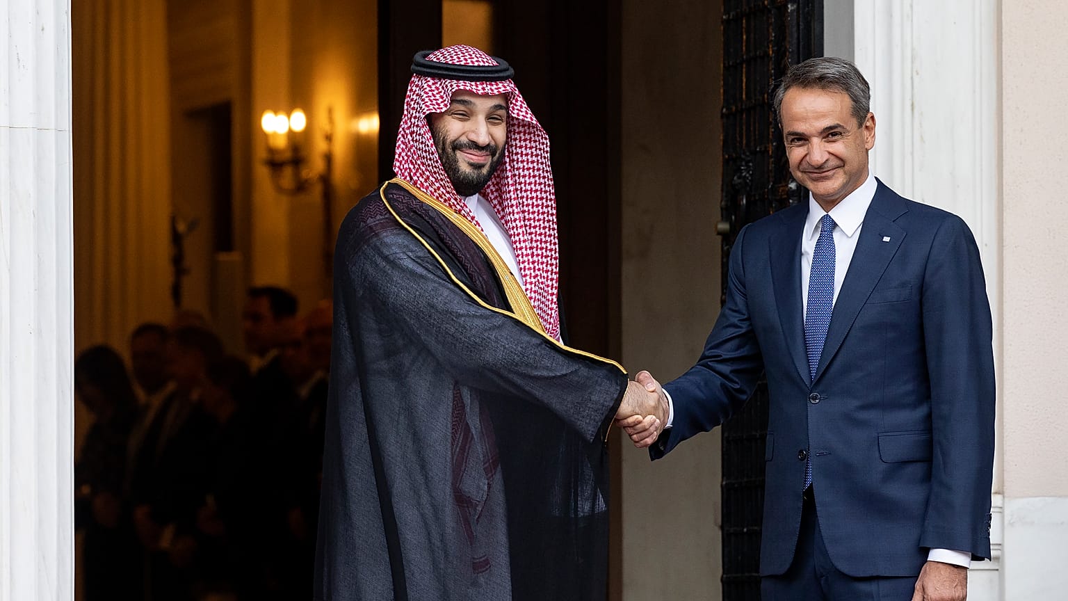 رئيس الوزراء اليوناني كيرياكوس ميتسوتاكيس يستقبل ولي العهد السعودي محمد بن سلمان في أثينا. 