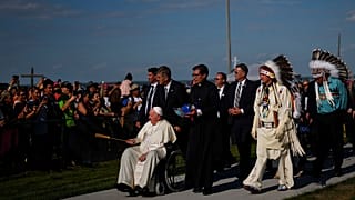Der Papst nimmt am Lac Sainte Anne eine Segnung vor.