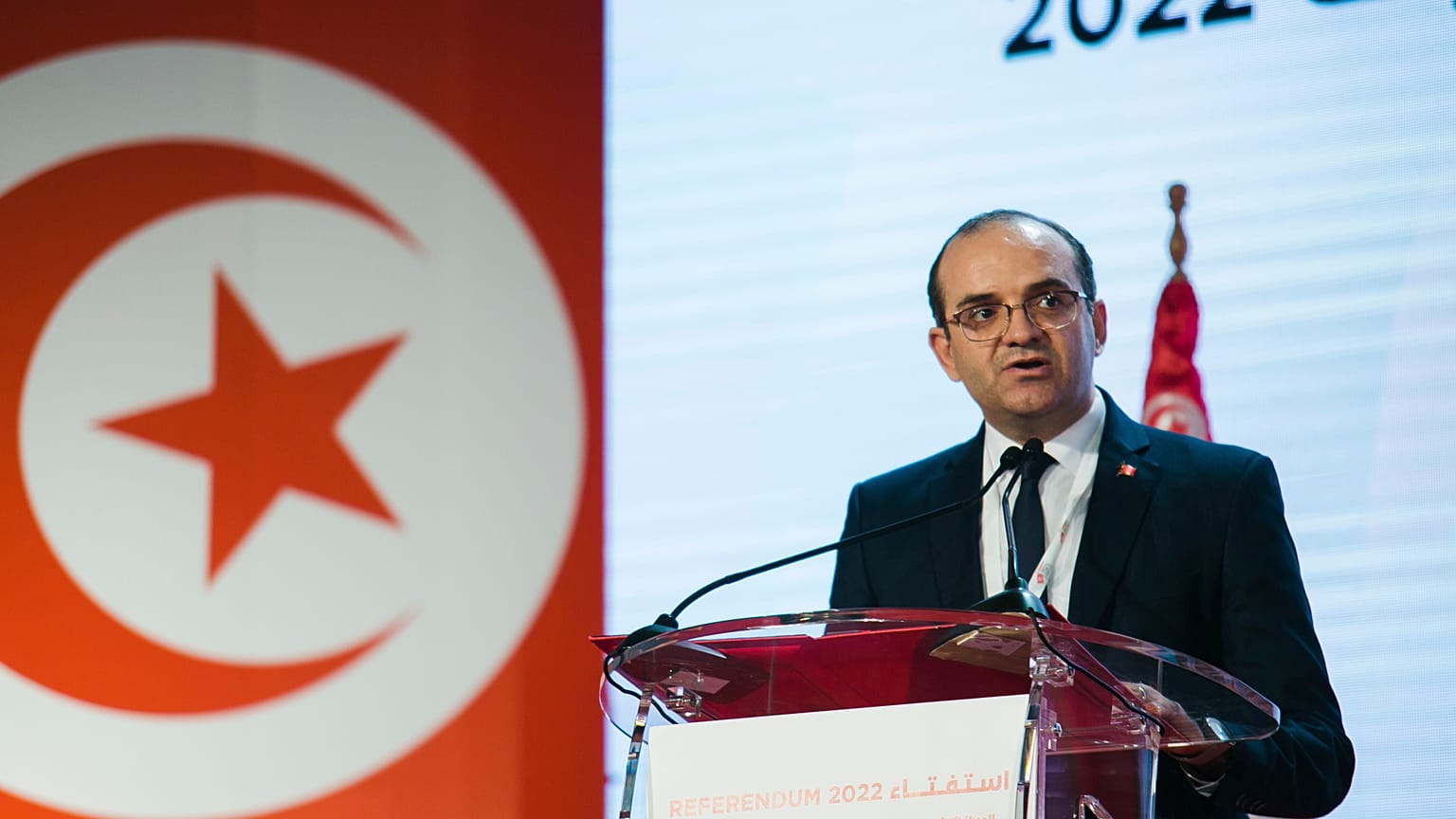 فاروق بوعسكر، رئيس الهيئة العليا المستقلة للانتخابات في تونس يعلن نتائج الاستفتاء على الدستور في تونس العاصمة.