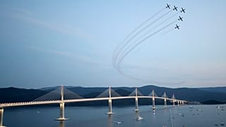 Flugzeuge der kroatischen Luftwaffe begleiteten die Eröffnungsfeier