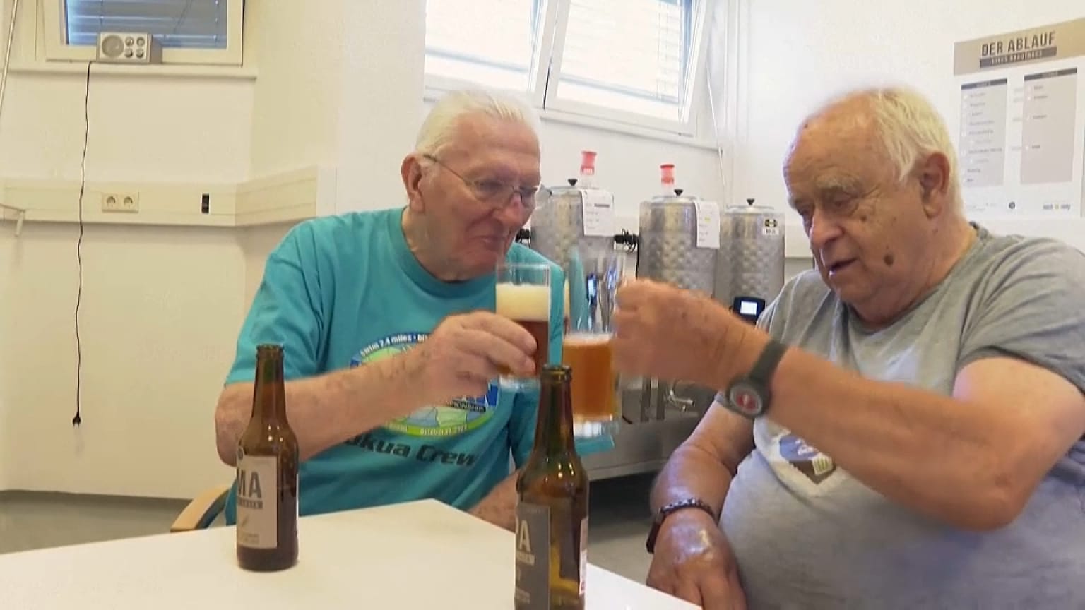 Anstoßen mit dem Selbstgebrauten