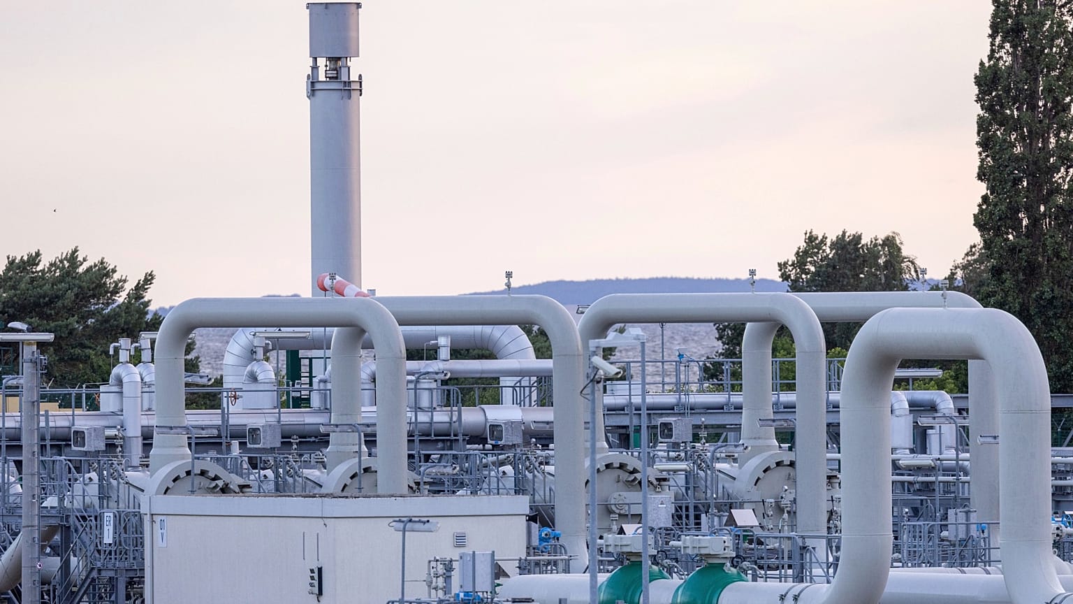 Archives : vue rapprochée sur les infrastructures du gazoduc Nord Stream à Lubmin, dans le nord de l'Allemagne, le 11 juillet 2022 