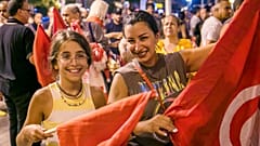 Präsidentenanhänger feiern in Tunis das Ja zur neuen Verfassung 
