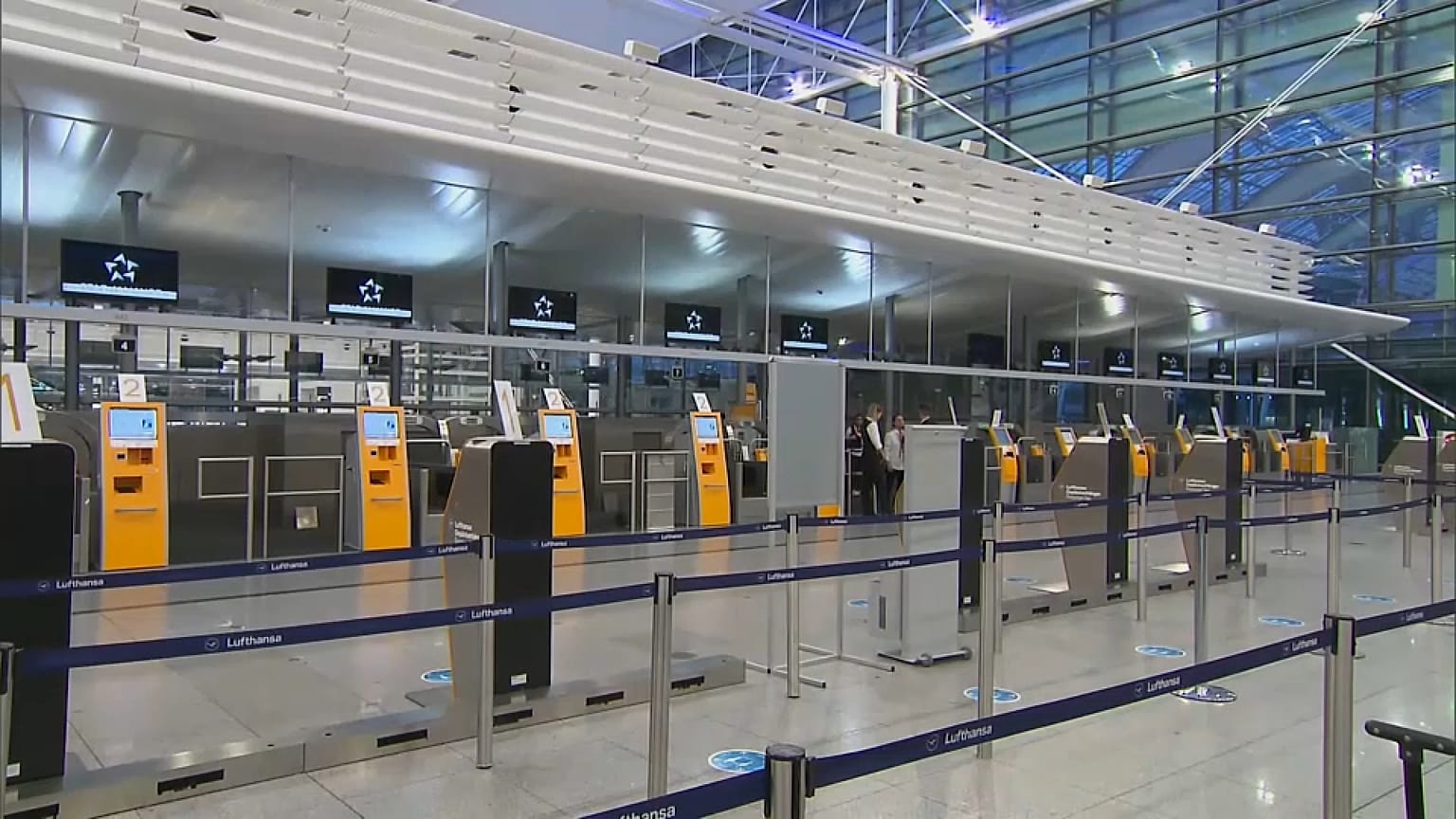 Lufthansa a annulé au total 678 vols à Francfort et 345 à Munich ce mercredi 27 juillet 2022.