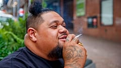 Egy férfi cigarettázik Auckland-ban 2021 december 9-én. Az új-zélandi kormány tervei szerint pár éven belül teljesen betiltanák a dohányzást