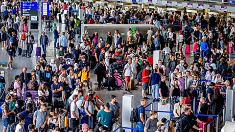 Avrupa'nın en büyük havayollarından biri olan Lufthansa'da işçilerin grevi sonrası binlerce yolcu havalimanlarında mahsur kaldı.
