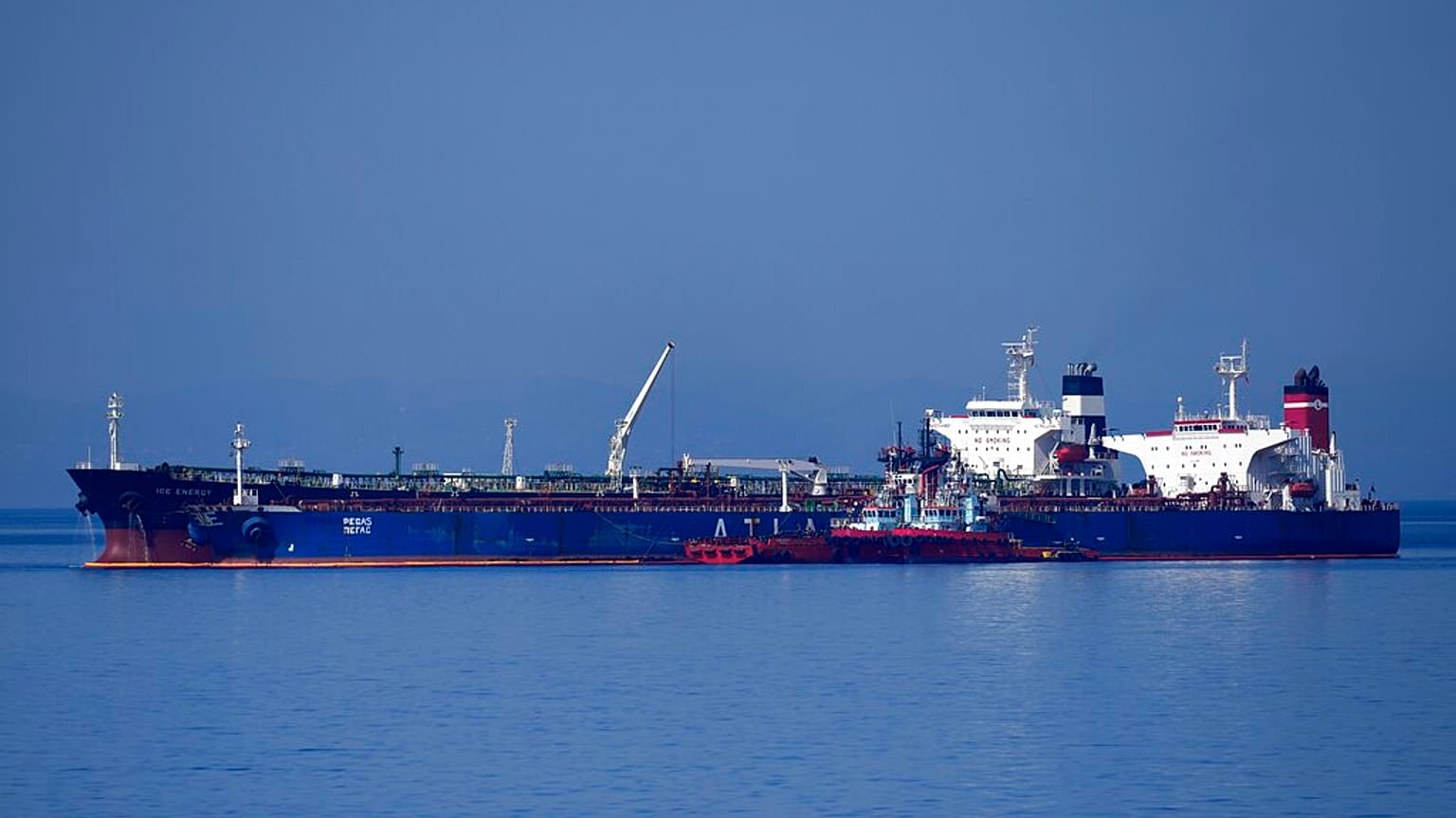 Yunanistan'ın alıkoyup, taşıdığı ham petrole el koyduğu İran bandıralı tanker