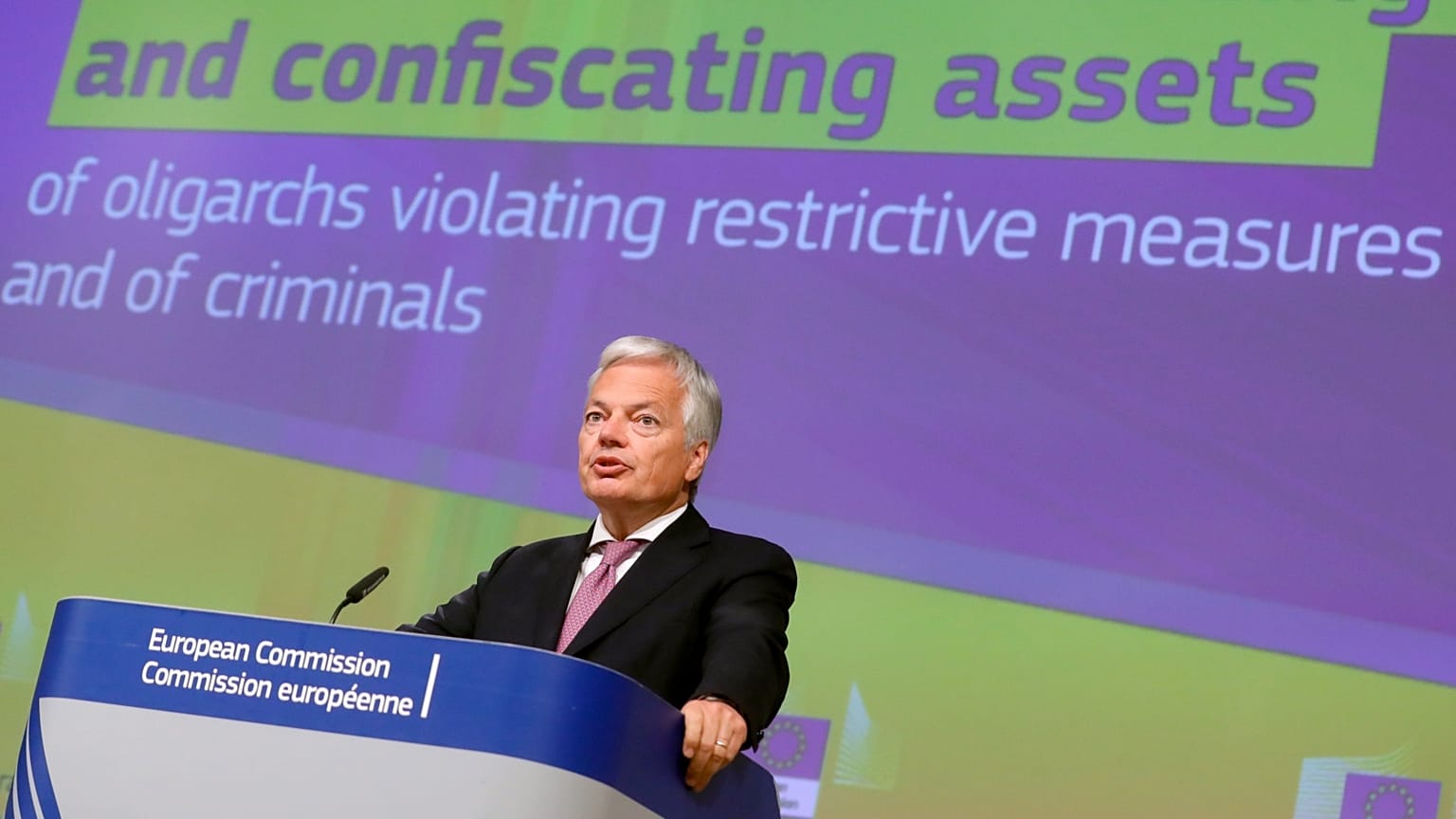 Didier Reynders sajtótájékoztatót tart Brüsszelben