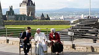 El papa Francisco junto al primer ministro y la gobernadora de Canadá
