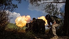 Украинский военный стреляет в сторону российских войск на линии фронта в Харьковской области.