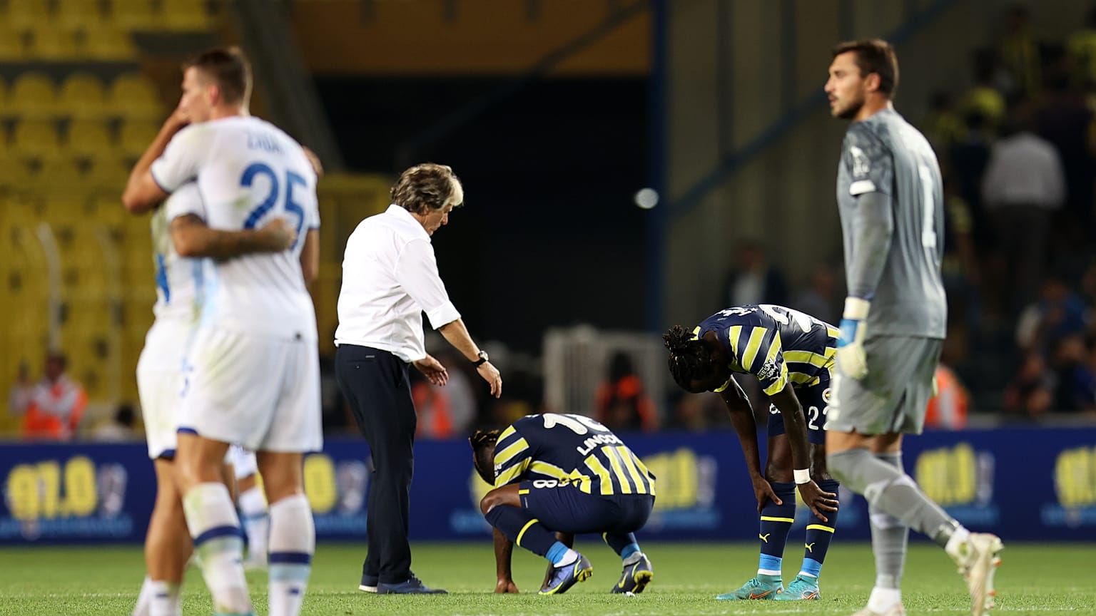Normal süresi 1-1 biten maçın uzatmalarında 2-1 yenilen Fenerbahçe, UEFA Avrupa Ligi elemelerinde mücadele edecek