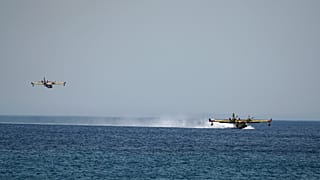Εναέρια μέσα της πυροσβεστικής εν δράσει