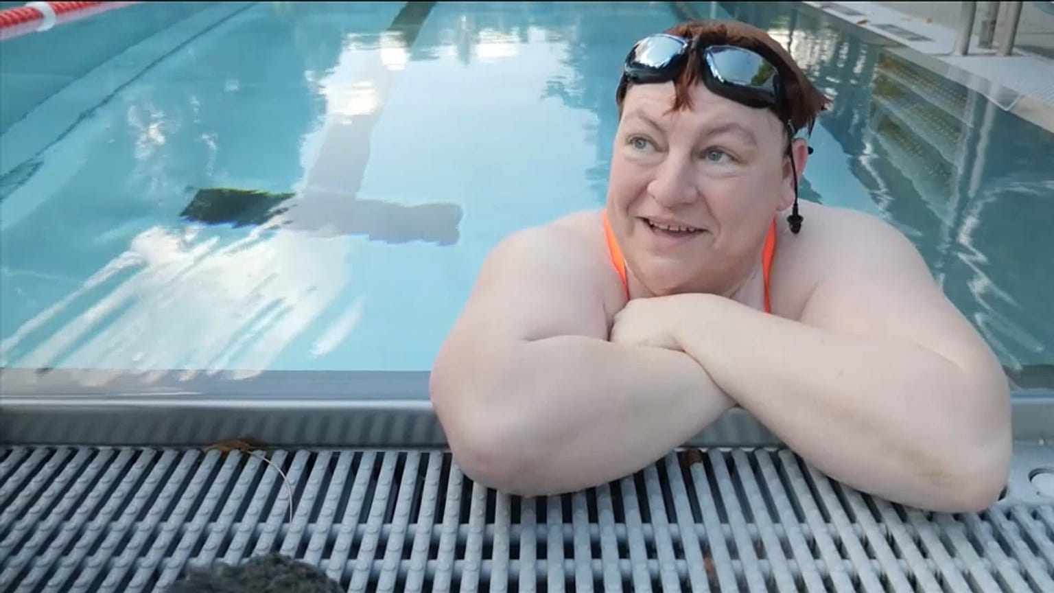 Frau im Freibad in Köln