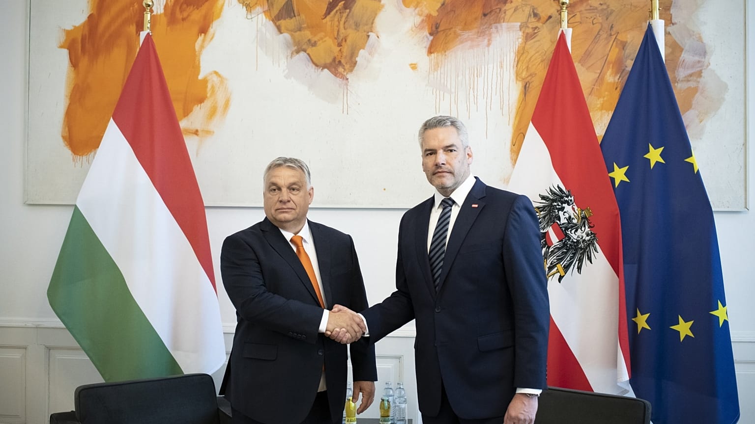 Nehammer osztrák kancellár fogadja hivatalában Orbán Viktort