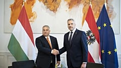 Nehammer osztrák kancellár fogadja hivatalában Orbán Viktort