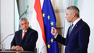 رئيس الوزراء المجري فيكتور أوربان رفقة نظيره النمساوي كارل نيهامر في فيينا.