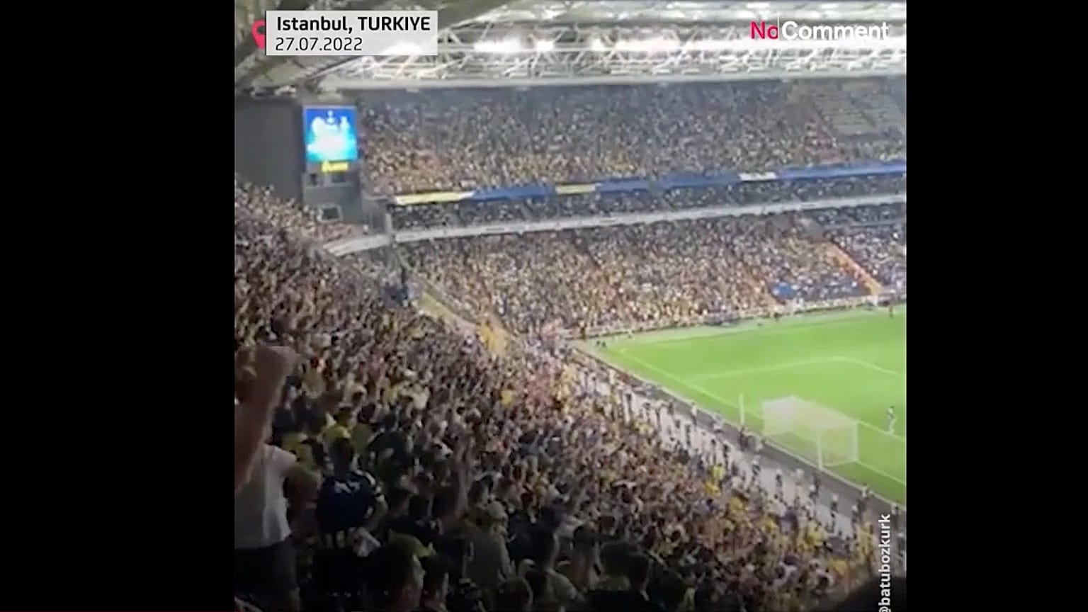 Verlieren ist nicht einfach: Fans von Fehnerbahçe singen ein Loblied auf Putin als die Mannschaft von Dynamo Kyiv sie aus der Qualifikation wirft.