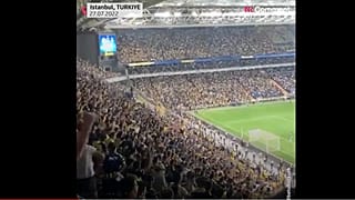 Verlieren ist nicht einfach: Fans von Fehnerbahçe singen ein Loblied auf Putin als die Mannschaft von Dynamo Kyiv sie aus der Qualifikation wirft.