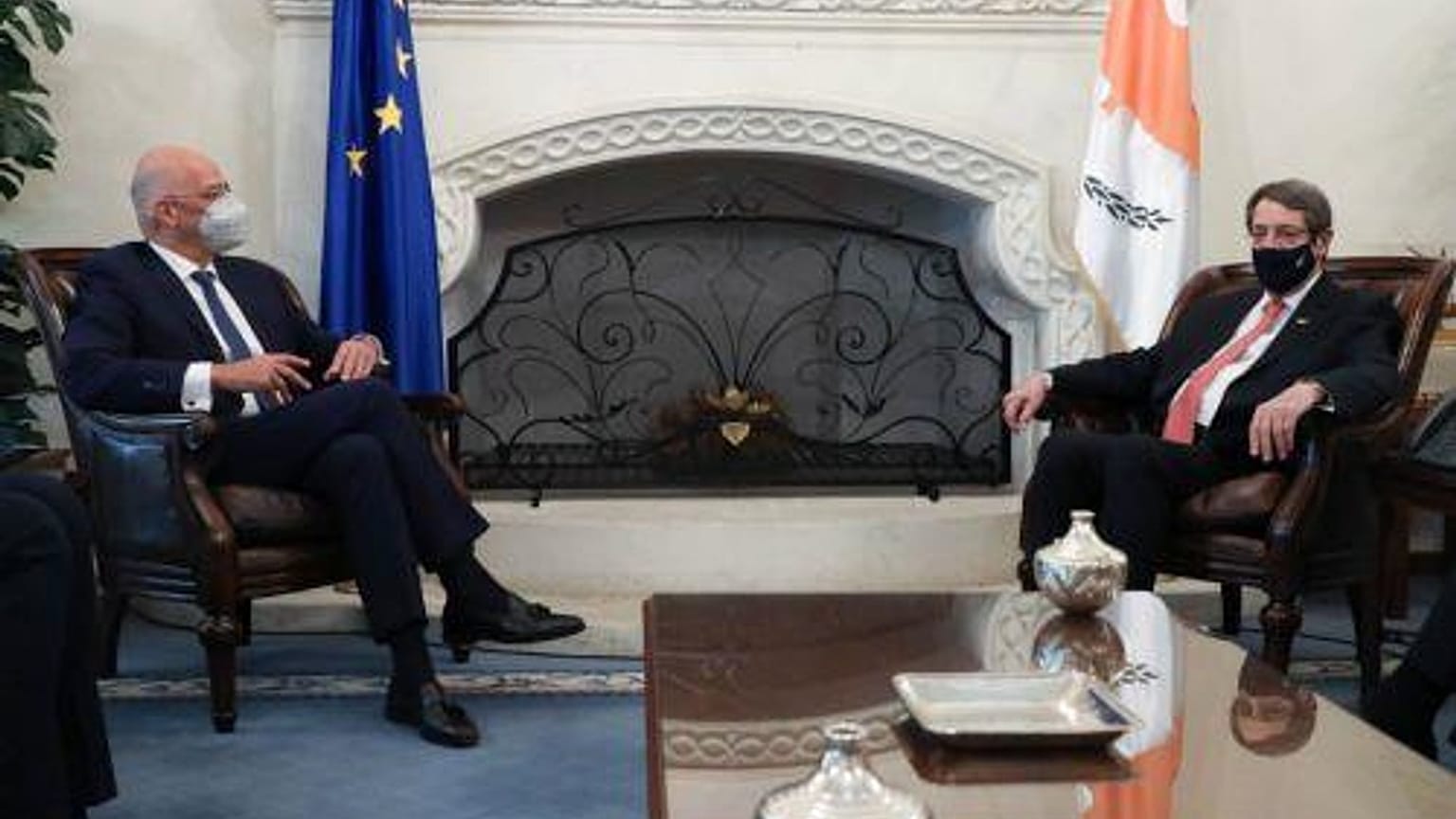 Ο Νίκος Δένδιας συναντά τον Νίκο Αναστασιάδη στο προεδρικό μέγαρο στη Λευκωσία