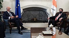 Ο Νίκος Δένδιας συναντά τον Νίκο Αναστασιάδη στο προεδρικό μέγαρο στη Λευκωσία