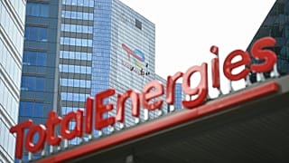 Station TotalEnergies devant le siège de la compagnie dans le quartier de la Défense, dans l'ouest de Paris, le 28 mai 2005