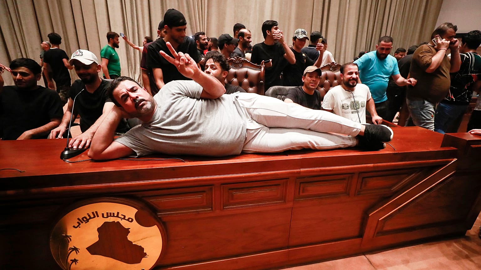 Sadr yanlıları Meclisi bastı
