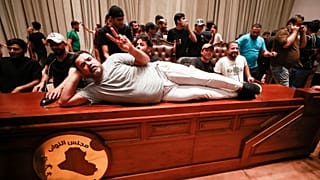 متظاهرون يقتحمون البرلمان العراقي