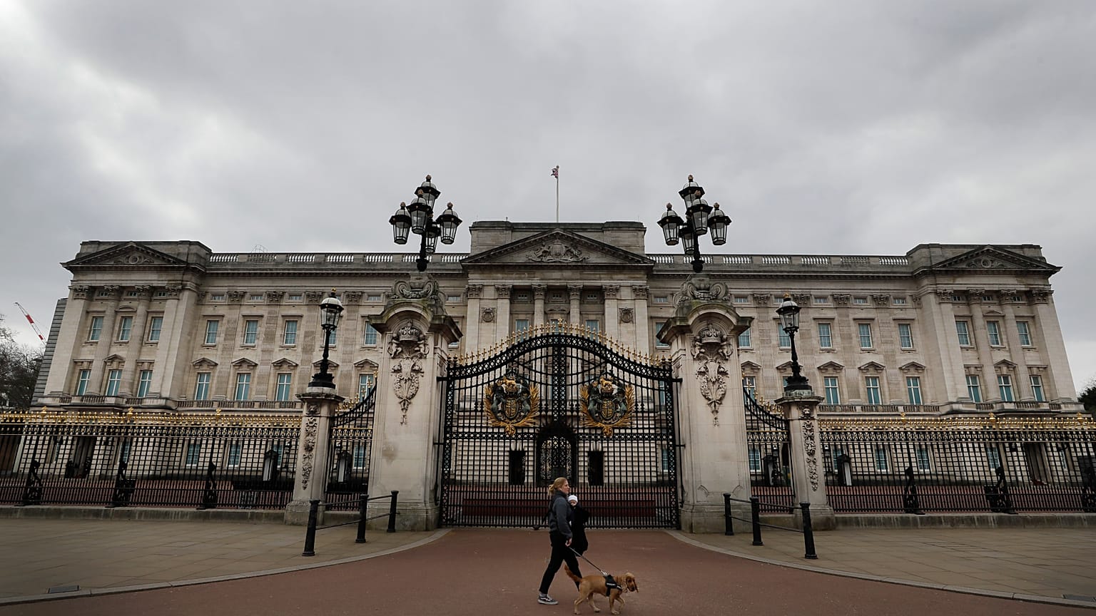 Der Buckingham-Palast in London zeigt Schmuck und Kleidungsstücke der Königin