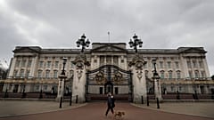 Der Buckingham-Palast in London zeigt Schmuck und Kleidungsstücke der Königin