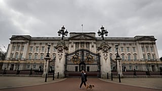 Der Buckingham-Palast in London zeigt Schmuck und Kleidungsstücke der Königin