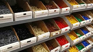 قطع ليغو داخل صناديق في متجر متخصص في بحيرة ويلز، فلوريدا.