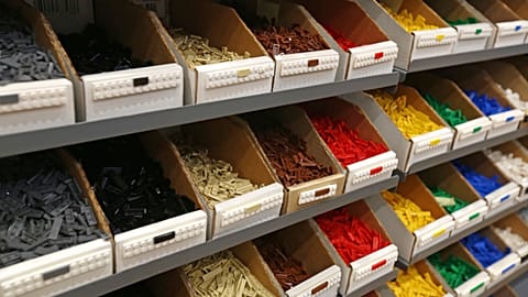 قطع ليغو داخل صناديق في متجر متخصص في بحيرة ويلز، فلوريدا.