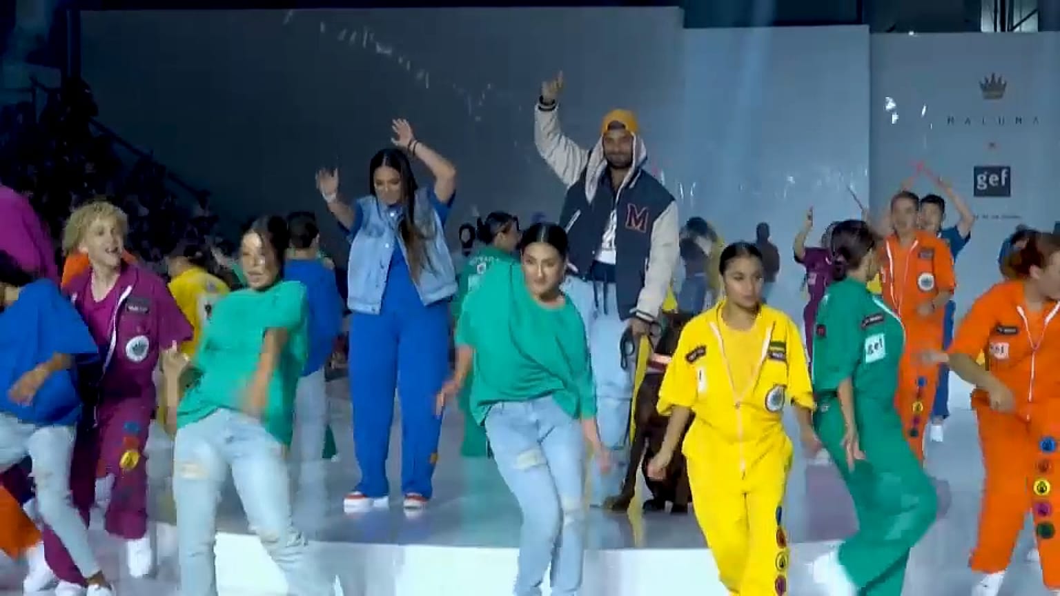 Maluma presenta su marca de ropa junto a los jóvenes de sus fundación el Arte de los Sueños