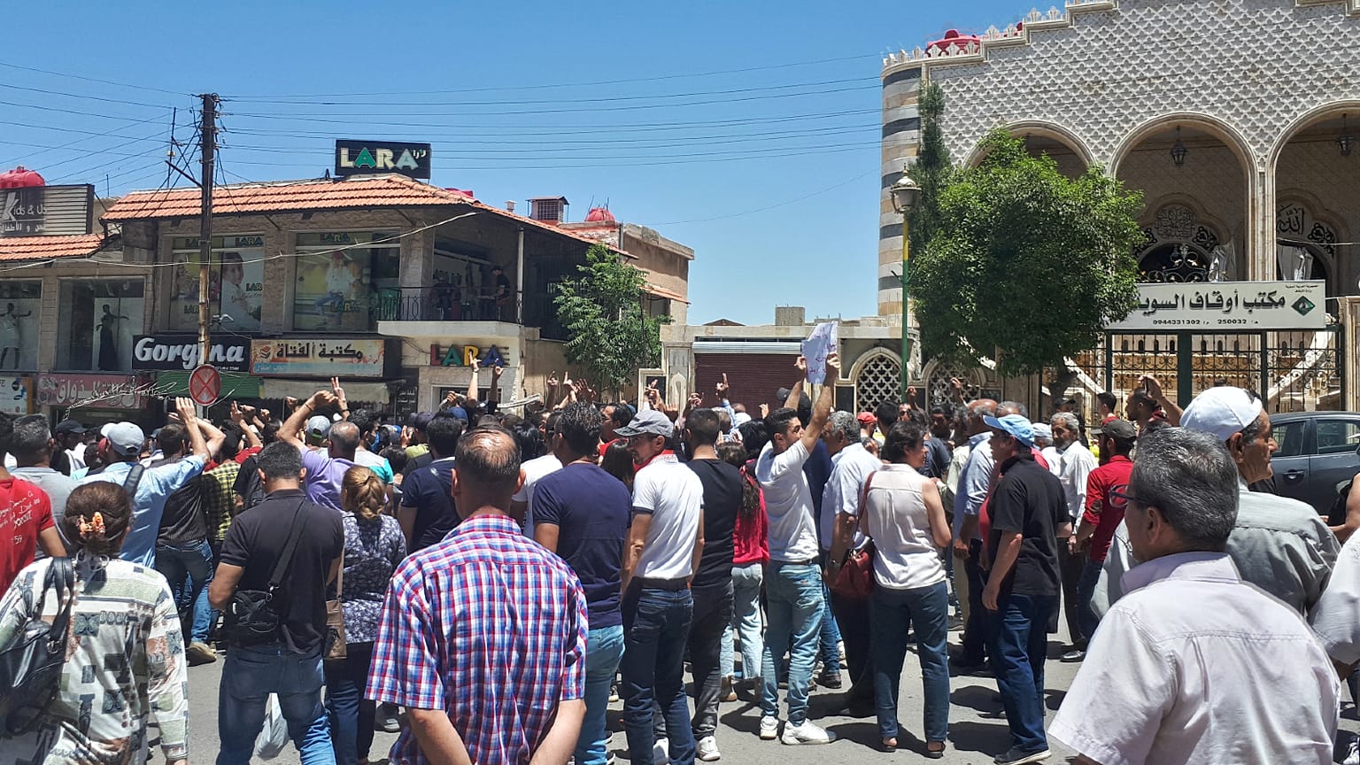 سوريون يحنجون على تدهور الأوضاع الاقتصادية والفساد في البلاد بمدينة السويداء الجنوبية في 9 حزيران / يونيو 2020.