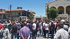 سوريون يحنجون على تدهور الأوضاع الاقتصادية والفساد في البلاد بمدينة السويداء الجنوبية في 9 حزيران / يونيو 2020.