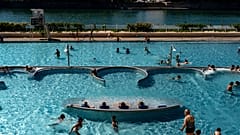 Das Freibad Piscine du Rhône in Lyon, direkt am Fluss. Zahlreiche Schwimmbäder müssen wegen der hohen Energiekosten jetzt schließen.