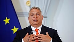 Orbán Viktor magyar miniszterelnök Karl Nehammer osztrák kormányfővel közös sajtótájékoztatóján Bécsben, 2022. júliusában