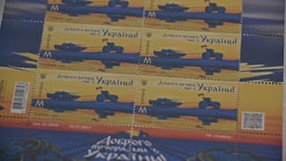 Ein ukrainischer Traktor, der einen russischen Panzer abschleppt: Die neue Kriegsmarke der ukrainischen Post.