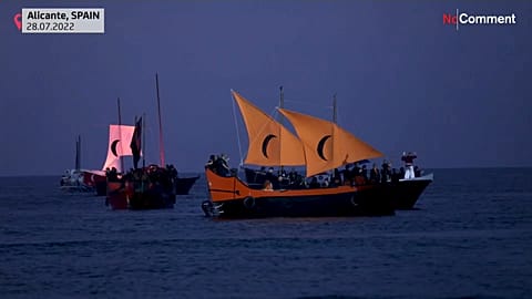 Celebración de la fiesta de moros y cristianos en Alicante, España 