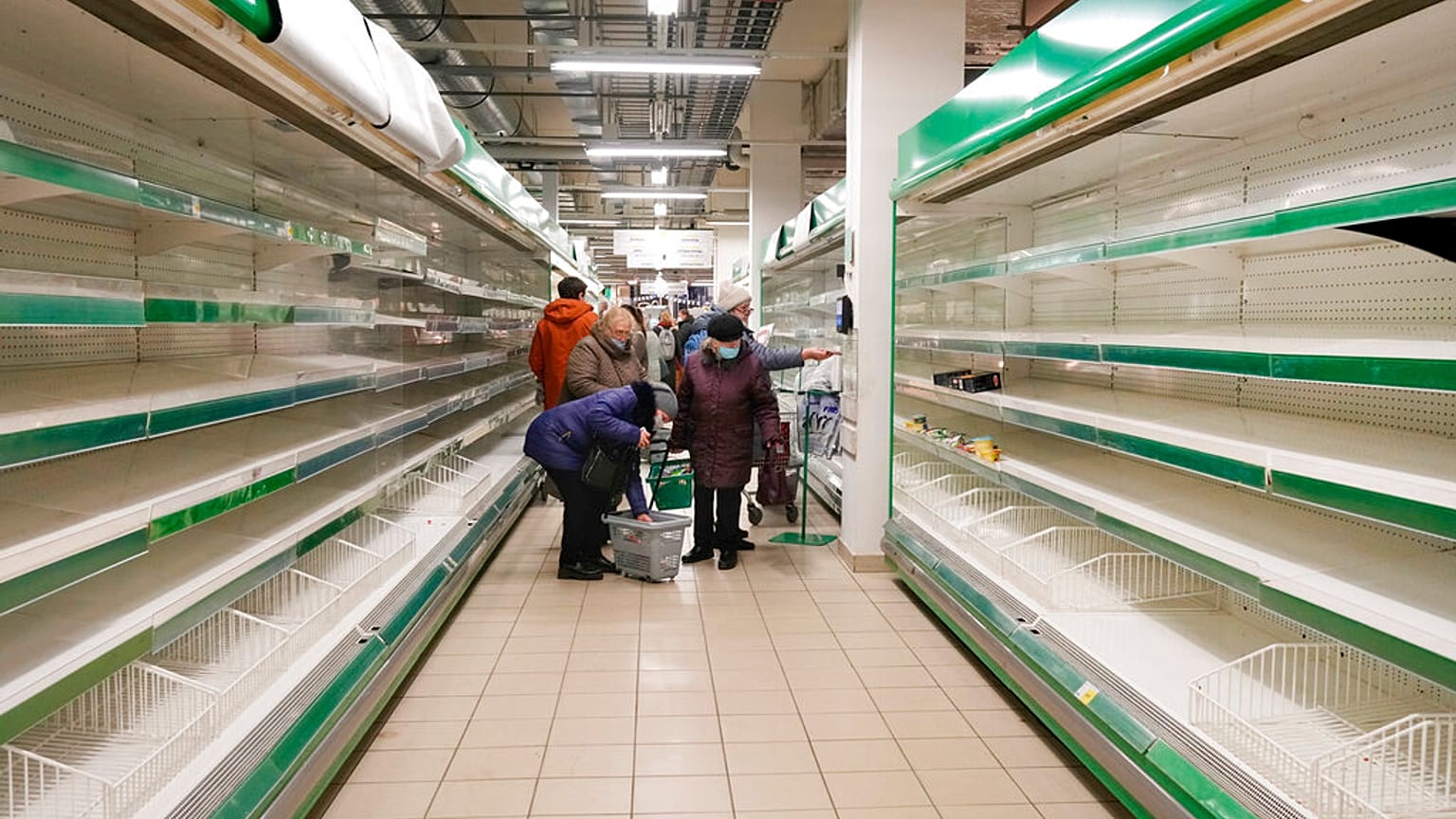 Im finnischen Supermarkt PRISMA in St. Petersburg im März 2022