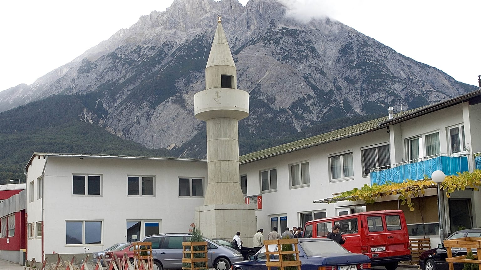 Muszlim férfiak a tiroli Telfs városka mecsete előtt