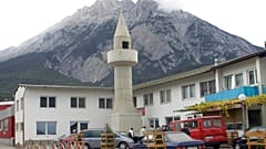 Muszlim férfiak a tiroli Telfs városka mecsete előtt